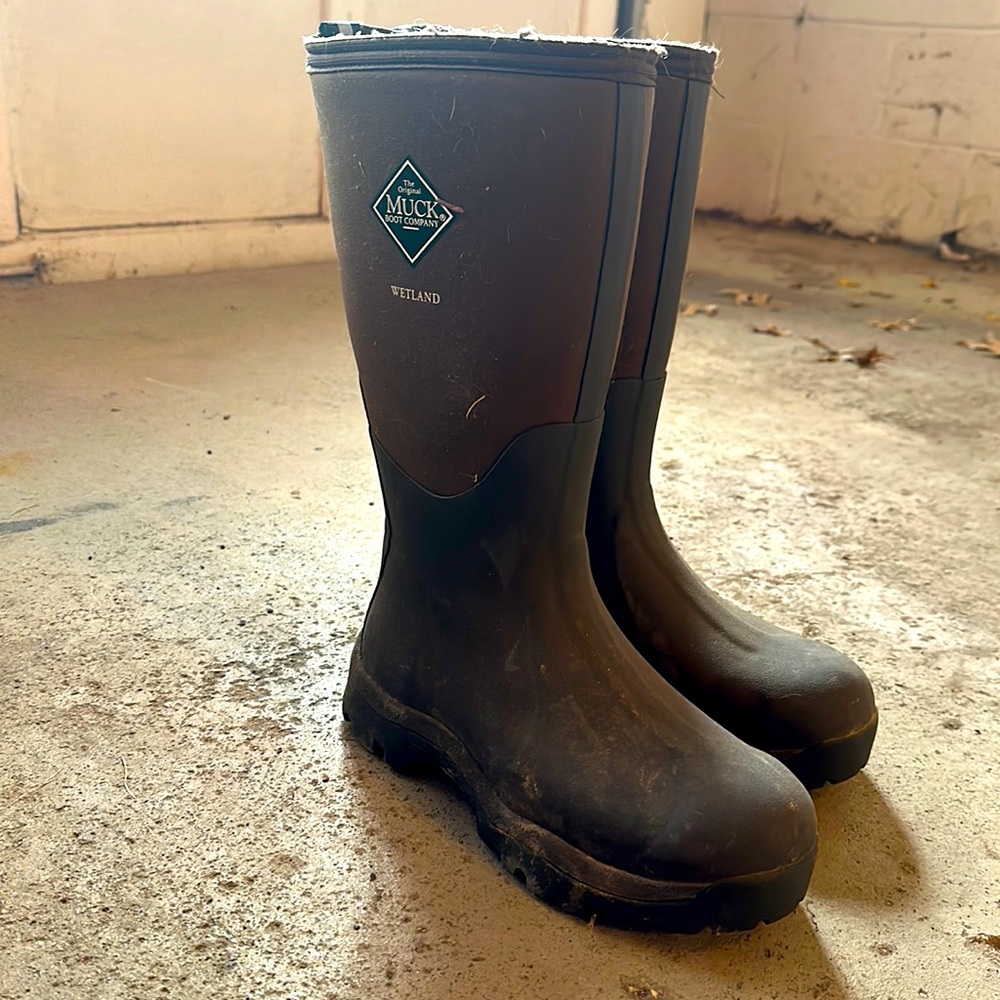 US Women’s size 6 Muck boots